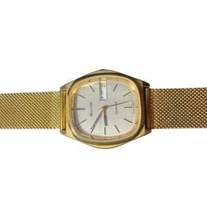 Vintage Bulova Quartz Day-Date Gold Tone Mesh Bracelet Watch Runs